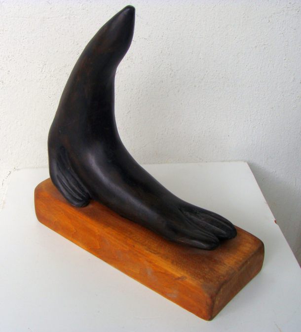 Skulptur von Holzbildhauer W.R. Hell "Seehund"