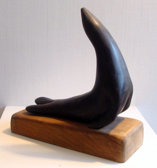Skulptur von Holzbildhauer W.R. Hell "Seehund"